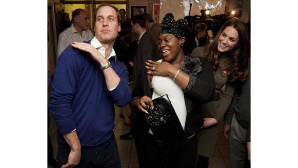 Prinz William und Herzogin Kate treffen eine Frau mit einem auffälligen Haarband.