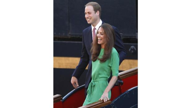 Prinz William und Kate Middleton verlassen ein Flugzeug.