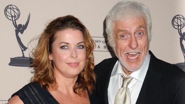Dick Van Dyke posiert mit einer Frau vor dem Logo der Academy of Television Arts & Sciences.
