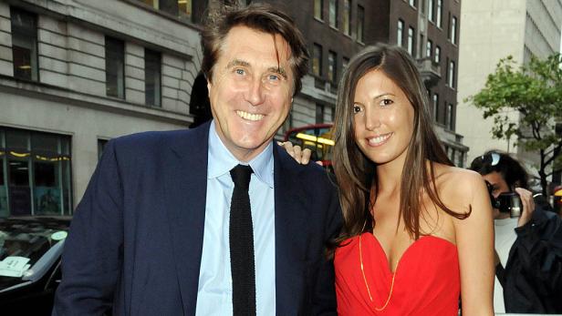Bryan Ferry mit einer Frau in einem roten Kleid.