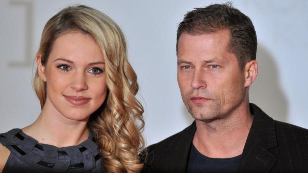 Die Schauspielerin Teresa Palmer und Til Schweiger posieren für ein Foto.