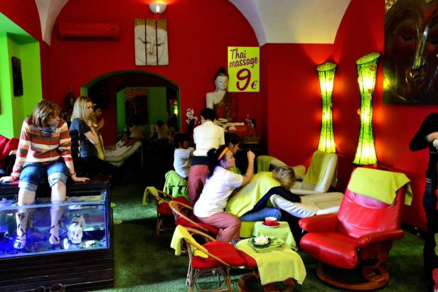 In einem Massagesalon werden verschiedene Behandlungen angeboten.