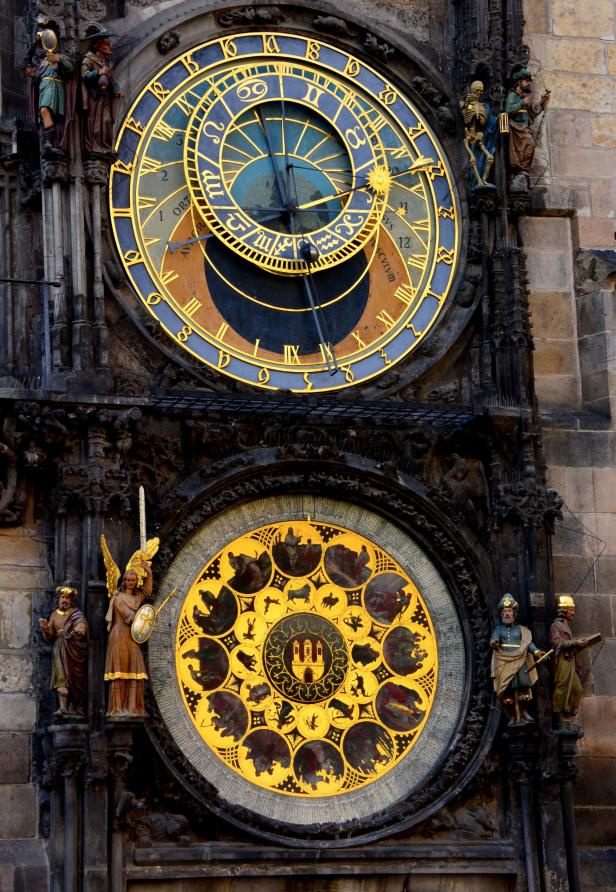 Die astronomische Uhr in Prag mit ihren goldenen Details und Figuren.