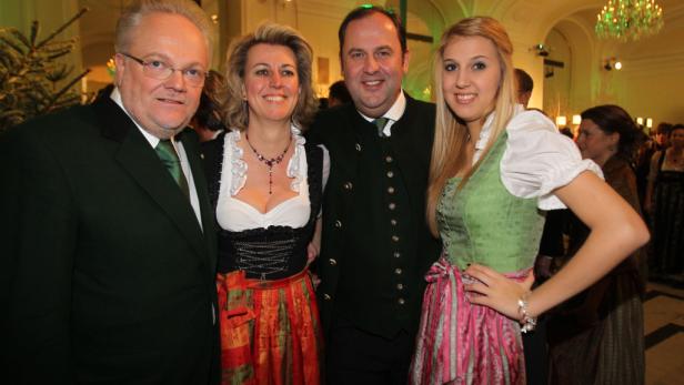 Eine Gruppe von Personen in Tracht posiert für ein Foto.