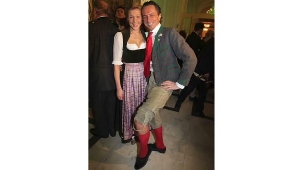 Ein Mann und eine Frau in Tracht posieren lächelnd für ein Foto.