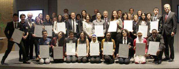 Eine Gruppe von Preisträgern posiert mit ihren Urkunden für ein Foto.