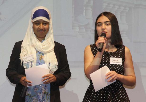 Dahlia Hawawdah und Marzia Suleimanli halten Reden vor einem Publikum.