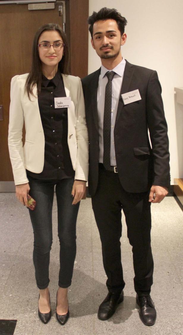 Seda Scheripova und Faeq Hemati posieren für ein Foto.
