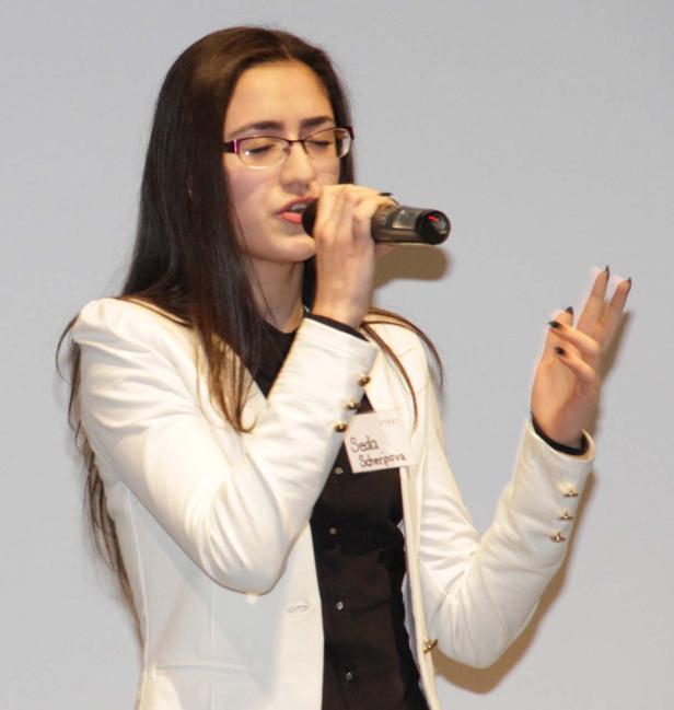 Seda Scheripova singt in ein Mikrofon.