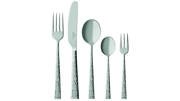 Ein Besteckset von Villeroy & Boch mit Messer, Gabeln und Löffeln auf weißem Grund.