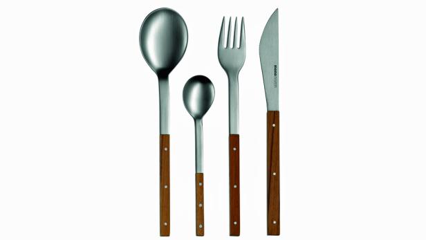 Ein Set aus Messer, Gabel und zwei Löffeln mit Holzgriffen.