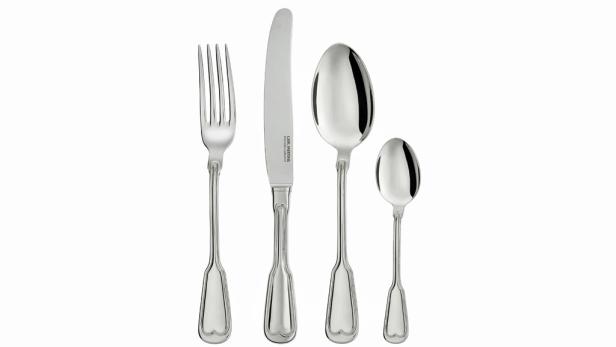 Ein Besteckset mit Gabel, Messer, großem Löffel und kleinem Löffel.