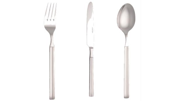 Ein Set aus Gabel, Messer und Löffel auf einem weißen Hintergrund.