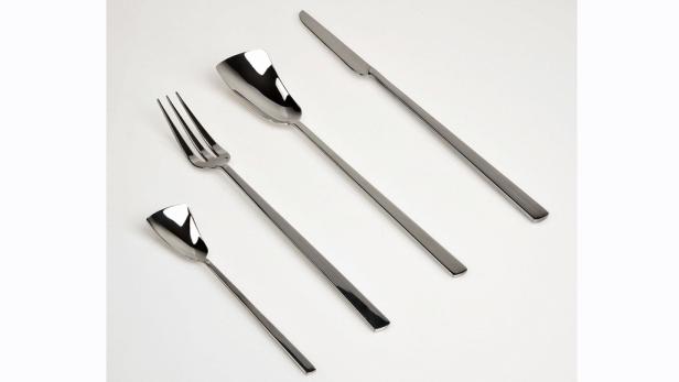 Ein Set aus Messer, Gabel und zwei Löffeln auf einem weißen Hintergrund.