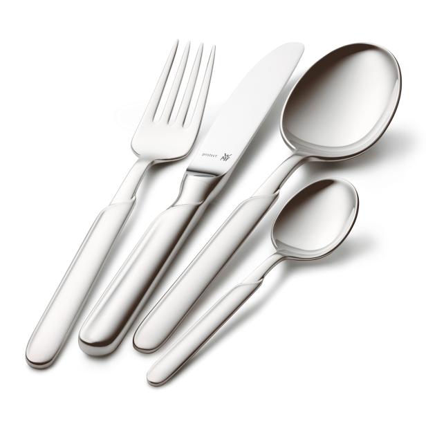 Ein Besteckset mit Messer, Gabel, Esslöffel und Teelöffel liegt auf einem weißen Hintergrund.