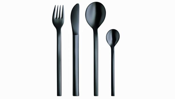 Ein Set aus schwarzem Besteck, bestehend aus Gabel, Messer, Esslöffel und Teelöffel.