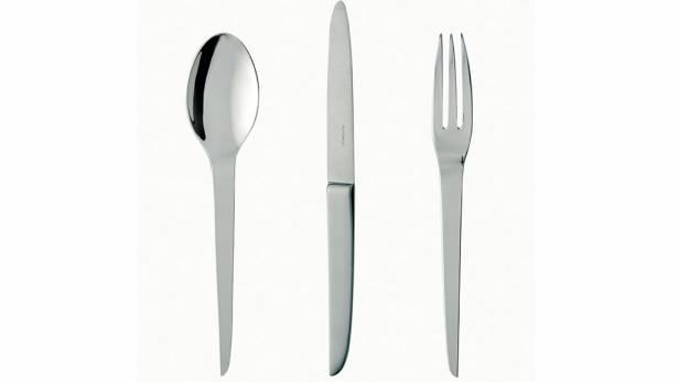 Ein silbernes Besteckset mit Messer, Gabel und Löffel auf weißem Hintergrund.