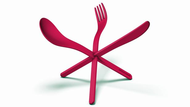 Ein Arrangement aus rotem Plastikbesteck, bestehend aus Messer, Gabel und Löffel.