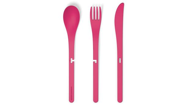 Ein pinkfarbenes, dreiteiliges Besteckset, bestehend aus Löffel, Gabel und Messer.