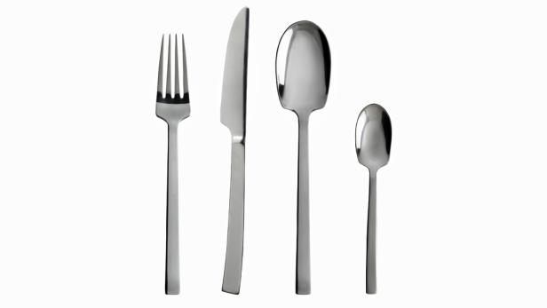 Ein Gedeck mit Messer, Gabel, Esslöffel und Teelöffel auf weißem Grund.