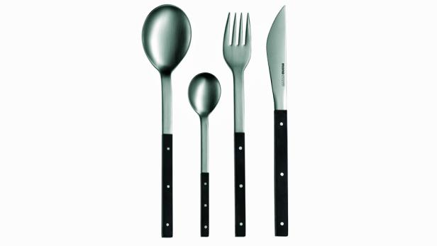 Ein Besteckset mit Messer, Gabel, großem Löffel und kleinem Löffel.