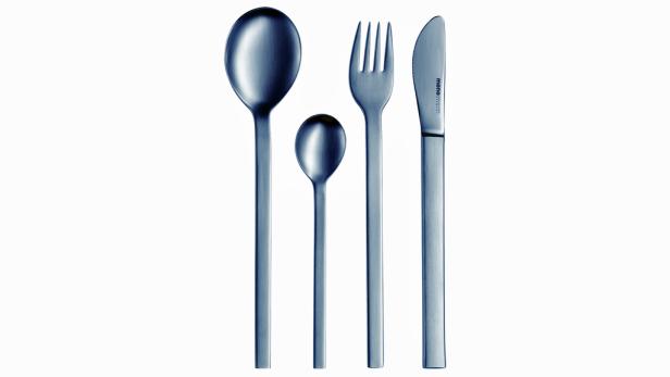 Ein Besteckset mit Messer, Gabel, großem Löffel und kleinem Löffel.