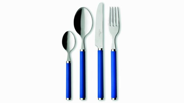 Ein Besteckset mit blauen Griffen, bestehend aus Messer, Gabel, großem und kleinem Löffel.