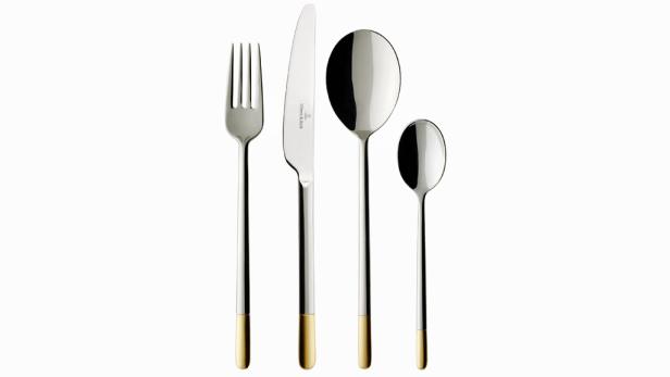 Ein Besteckset mit Gabel, Messer, großem Löffel und kleinem Löffel mit goldenen Akzenten.