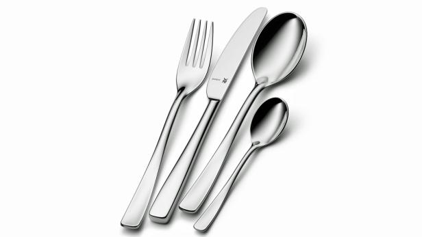 Ein Set aus Messer, Gabel, großem und kleinem Löffel auf weißem Grund.