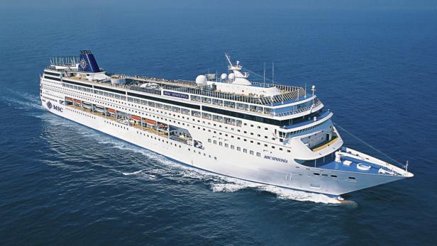 Das Kreuzfahrtschiff MSC Sinfonia fährt auf dem Meer.