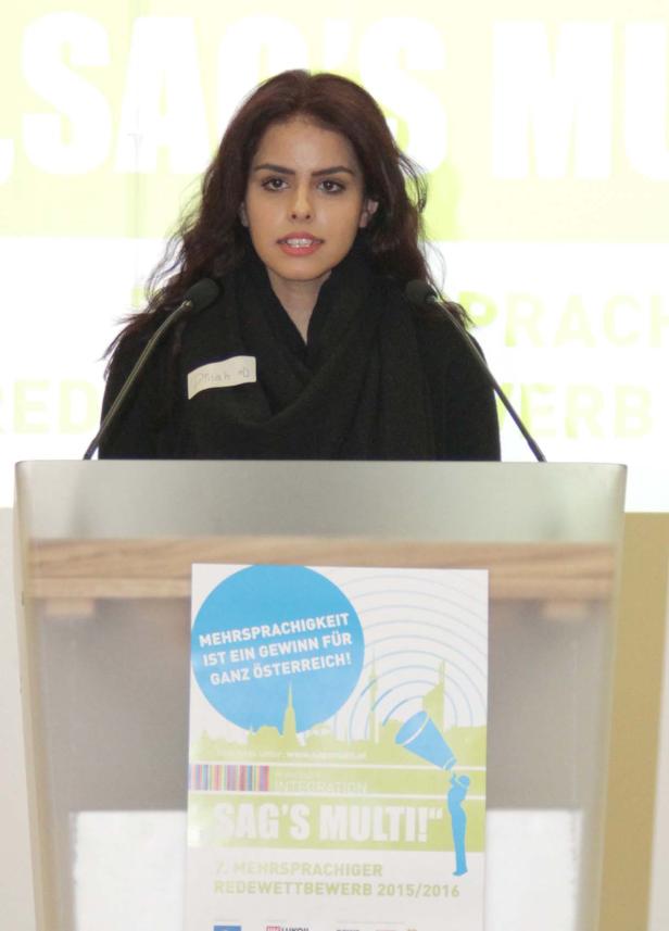 Dinah D. steht an einem Rednerpult bei der Veranstaltung „Sag’s Multi!“.