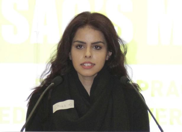 Eine Frau namens Dinah D. spricht an einem Rednerpult.