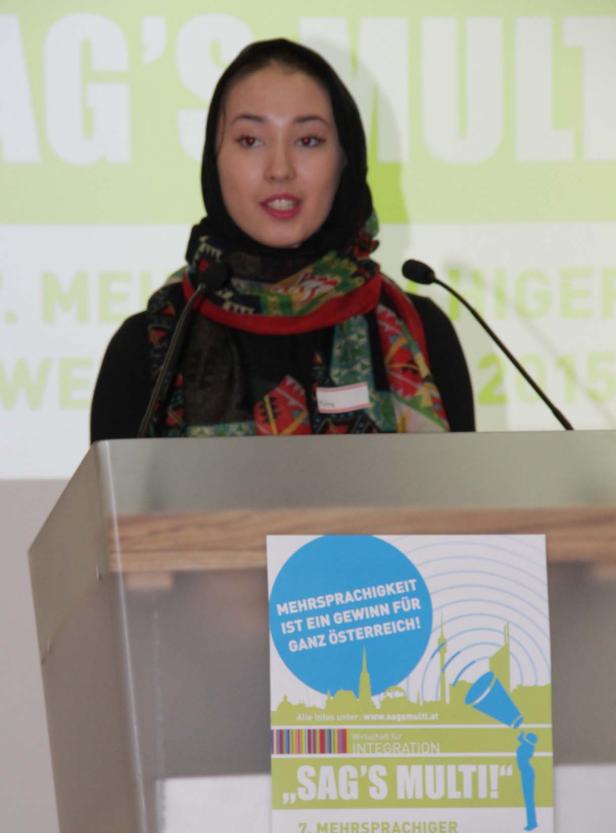 Eine junge Frau spricht an einem Rednerpult bei einer Veranstaltung von „Sag’s Multi!“.