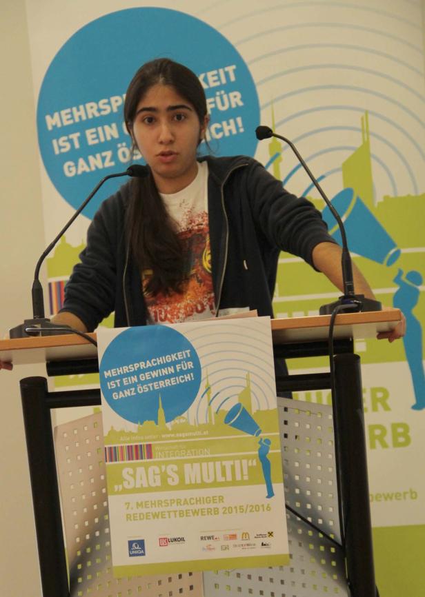 Eine junge Frau steht an einem Rednerpult bei der Veranstaltung „Sag’s Multi!“.