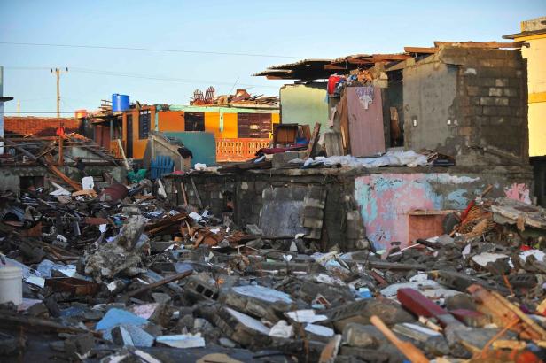 Trümmer und Zerstörung in einem Wohngebiet nach einem schweren Unglück.