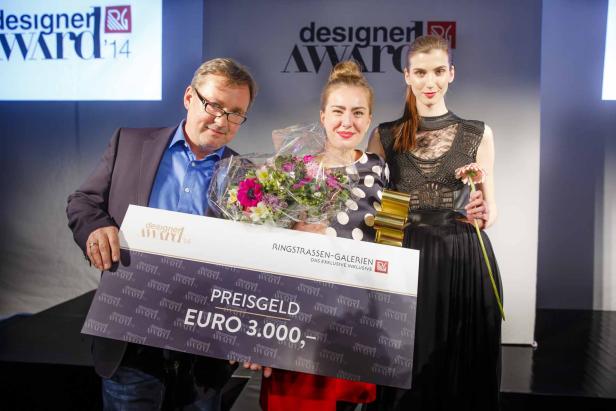 Drei Personen posieren mit einem Scheck über 3.000 Euro beim Designer Award 2014.