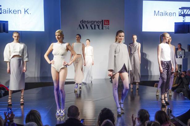 Models präsentieren Mode auf dem Laufsteg während einer Modenschau.