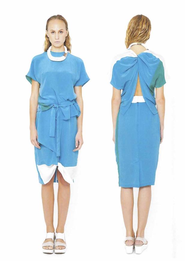 Eine Frau präsentiert ein blaues Kleid mit weißen Akzenten, sowohl von vorne als auch von hinten.