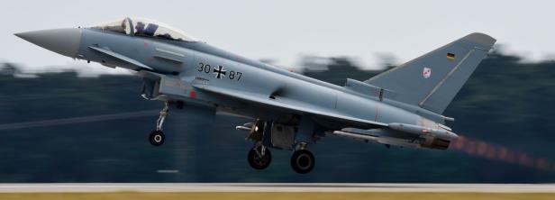 Ein Eurofighter der Bundeswehr startet mit aktiviertem Nachbrenner.