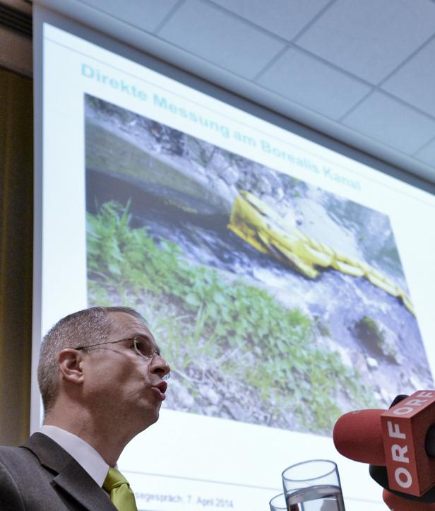 Ein Mann spricht vor einer Präsentation über eine direkte Messung am Borealis-Kanal.