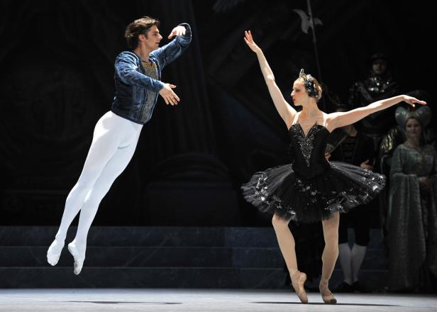 Ein männlicher und eine weibliche Balletttänzerin führen eine Szene aus Schwanensee auf.