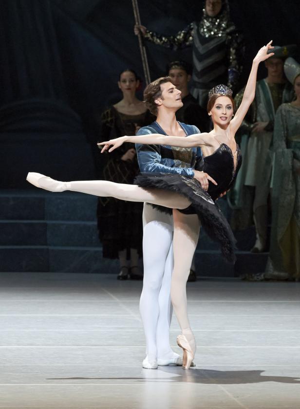 Ein Tänzerpaar führt eine Szene aus dem Ballett „Schwanensee“ auf.