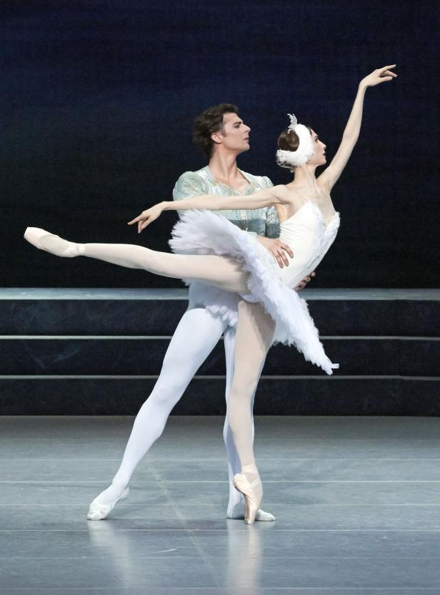 Ein Ballettpaar tanzt auf einer Bühne, die Ballerina im weißen Tutu.