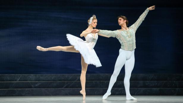Eine Ballerina und ein Tänzer führen eine Szene aus Schwanensee auf.