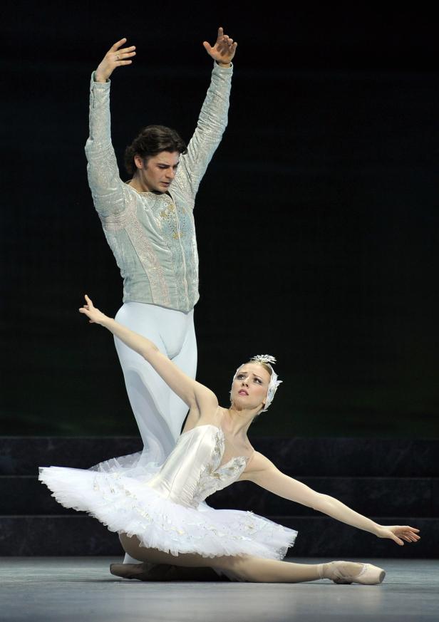Ein männlicher und ein weiblicher Balletttänzer während einer Aufführung von Schwanensee.