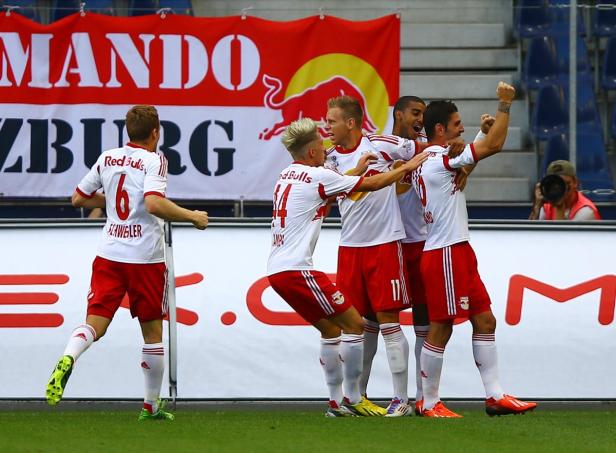 Fußballspieler von Red Bull Salzburg feiern ein Tor.