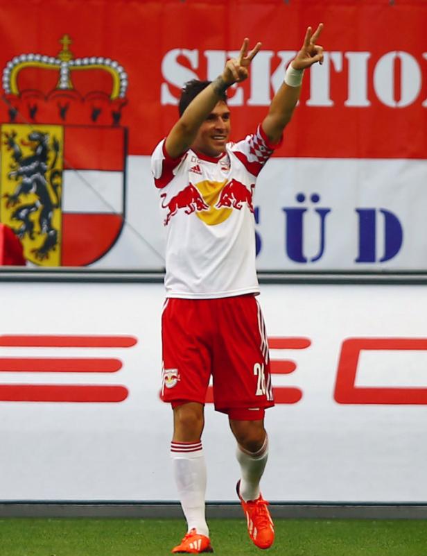 Ein Fußballspieler von Red Bull jubelt mit erhobenen Armen.