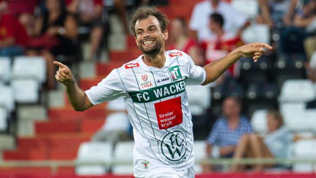 Ein jubelnder Fußballspieler des FC Wacker Innsbruck zeigt mit den Fingern in die Menge.