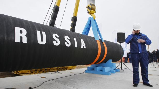 Eine Gaspipeline mit der Aufschrift „Russia“ wird von einem Kran angehoben.