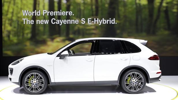A Porsche Cayenne S E-Hybrid is displayed on media